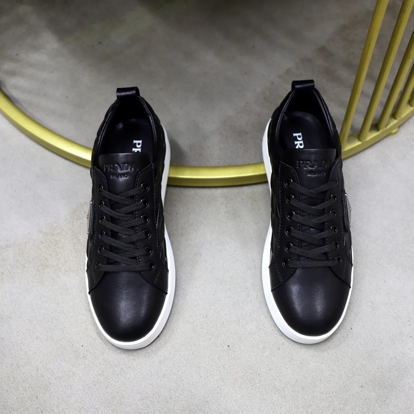 Ex-factory price: 420💰🙅‍♂️🙅‍♂️🙅‍♂️ Brand: PRADA Standard code: 38-44 (45 customized) Grade: Same as the official website Material: Original leather splicing Comfortable and breathable sheepskin lining Original wear-resistant outsole Style category: Men's fashion casual shoes Running sports shoes Distinguished luxury brand elements Top luxury Color: actual picture color